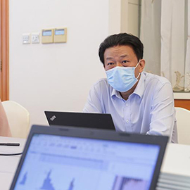 李群：与疫魔竞速的疾控“急先锋”先后两次深入武汉抗疫前线累计工作102天，有超过380天身处疫情防控一线，这是新冠肺炎疫情发生以来李群的抗疫时间表。