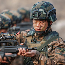 李闯：锻造最精锐的反恐特战尖刀身体精瘦，不善言谈，是武警河北总队某部大队长李闯给人的第一印象。然而只要走上训练场，全副武装的他全身充满活力，眼眸里透出犀利的光。